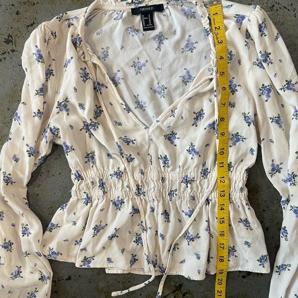 Forever 21 Blue Floral Cream Blouse with V-neck and Cinched Waist Size Medium - Picture 3 of 6
